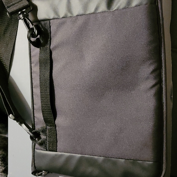 CASE LOGIC INTRATA 11.6" LAPTOP BAG - Picture 10 of 12